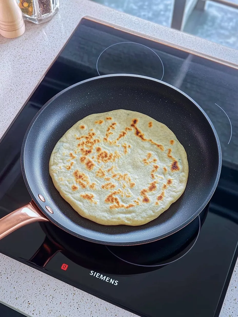 Pane ripieno in padella – Morbido naan all'halloumi con cuore di formaggio