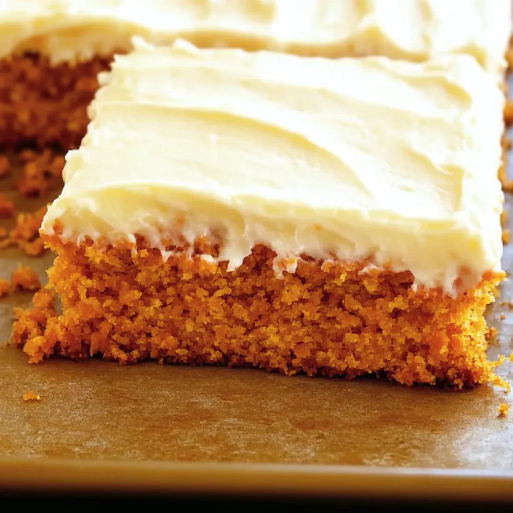 Una fetta di torta arancione su un vassoio.