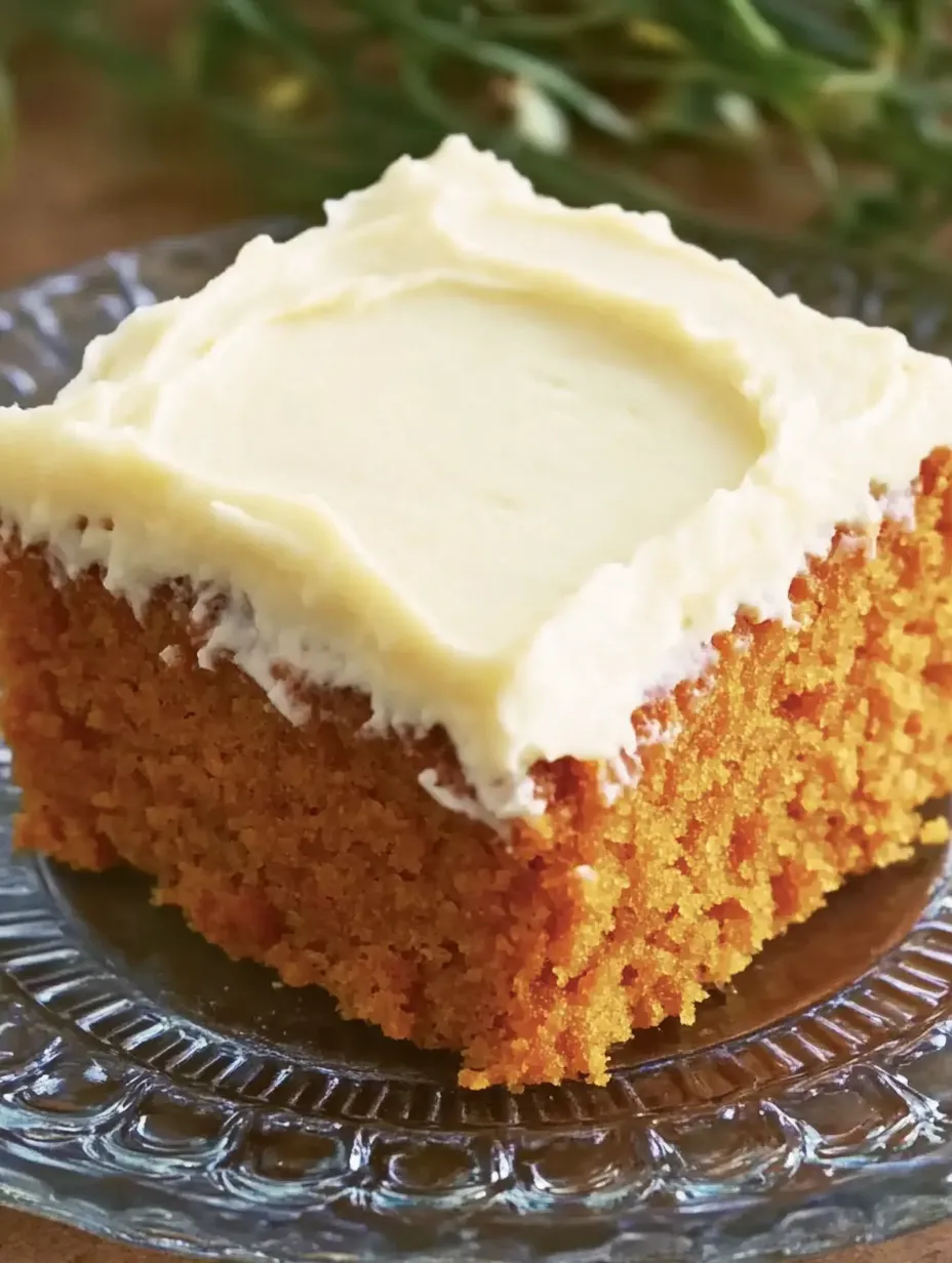 Una fetta di torta arancione su un piatto.